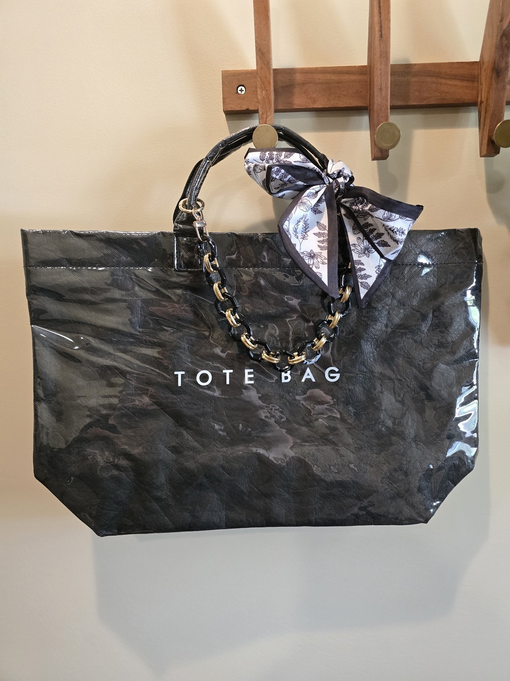 🔥 Black Tote Bag with Chain and Scarf Accent